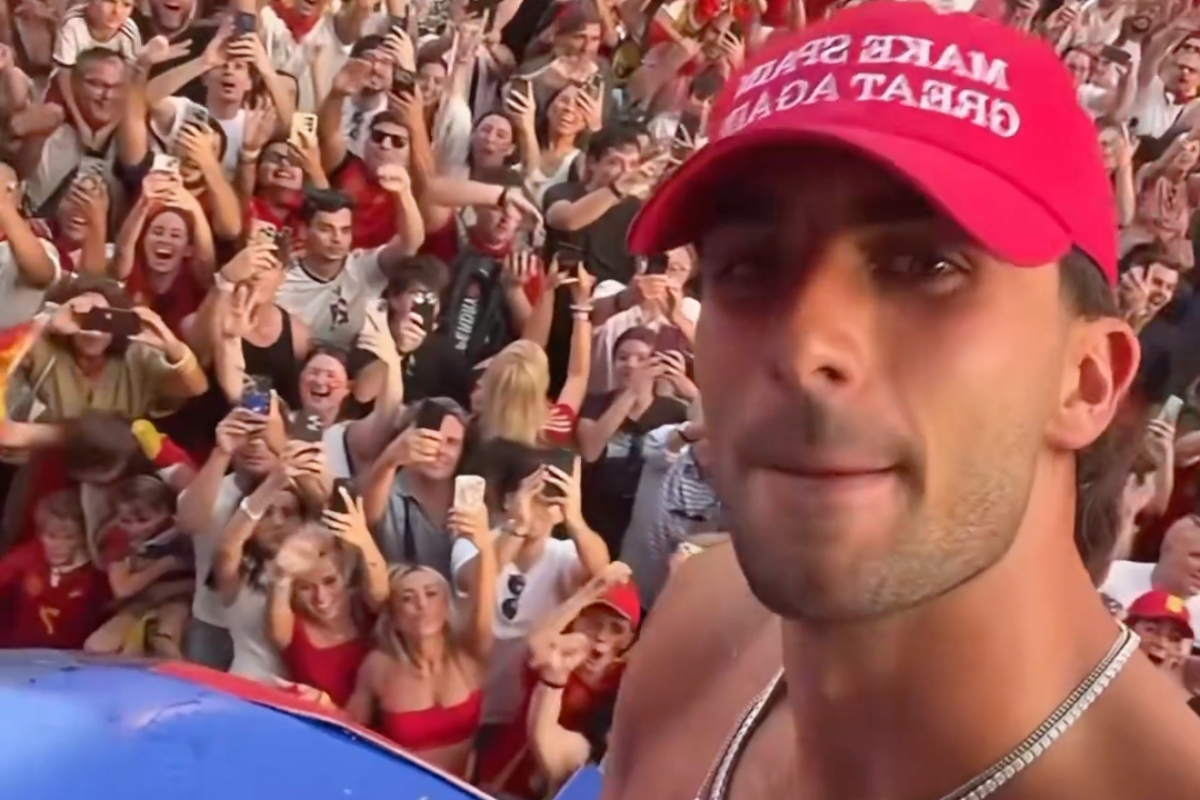 Ferran Torres viraliza ao usar boné inspirado em slogan de Trump; veja
