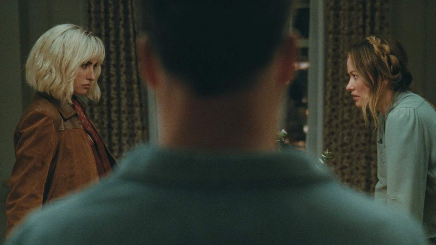 foto com cor. frame do filme o convite da a24 - metrópoles