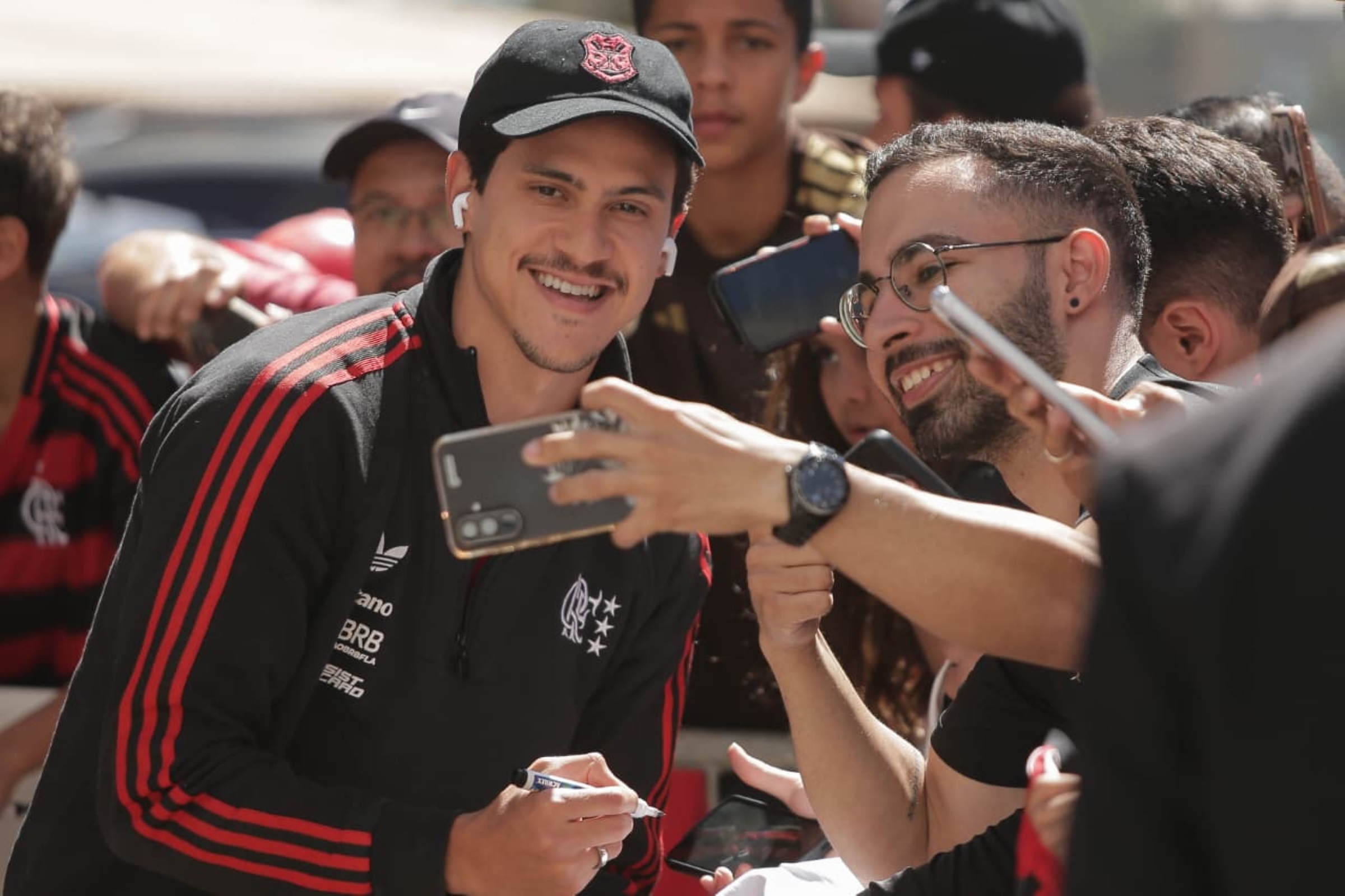 Com titulares, Flamengo é recepcionado com festa em chegada ao DF