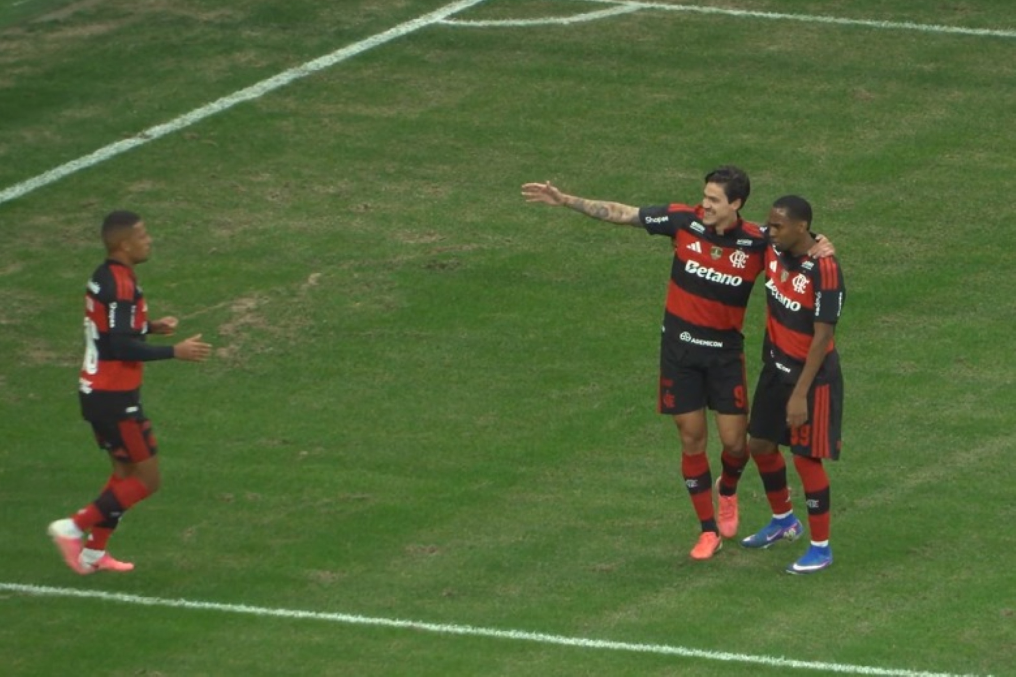 Pedro marca o primeiro gol do Flamengo contra o Olimpia em Brasília
