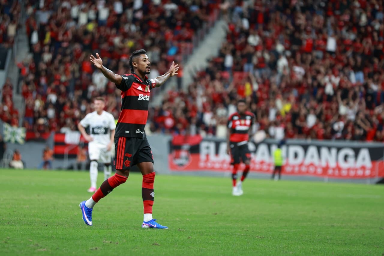 Bruno Henrique marca golaço e amplia para o Flamengo contra o Olimpia