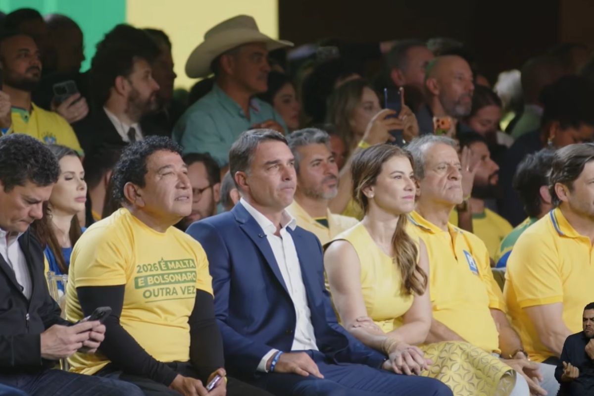Flávio chora ao ouvir mensagem de Carlos em convenção do PL