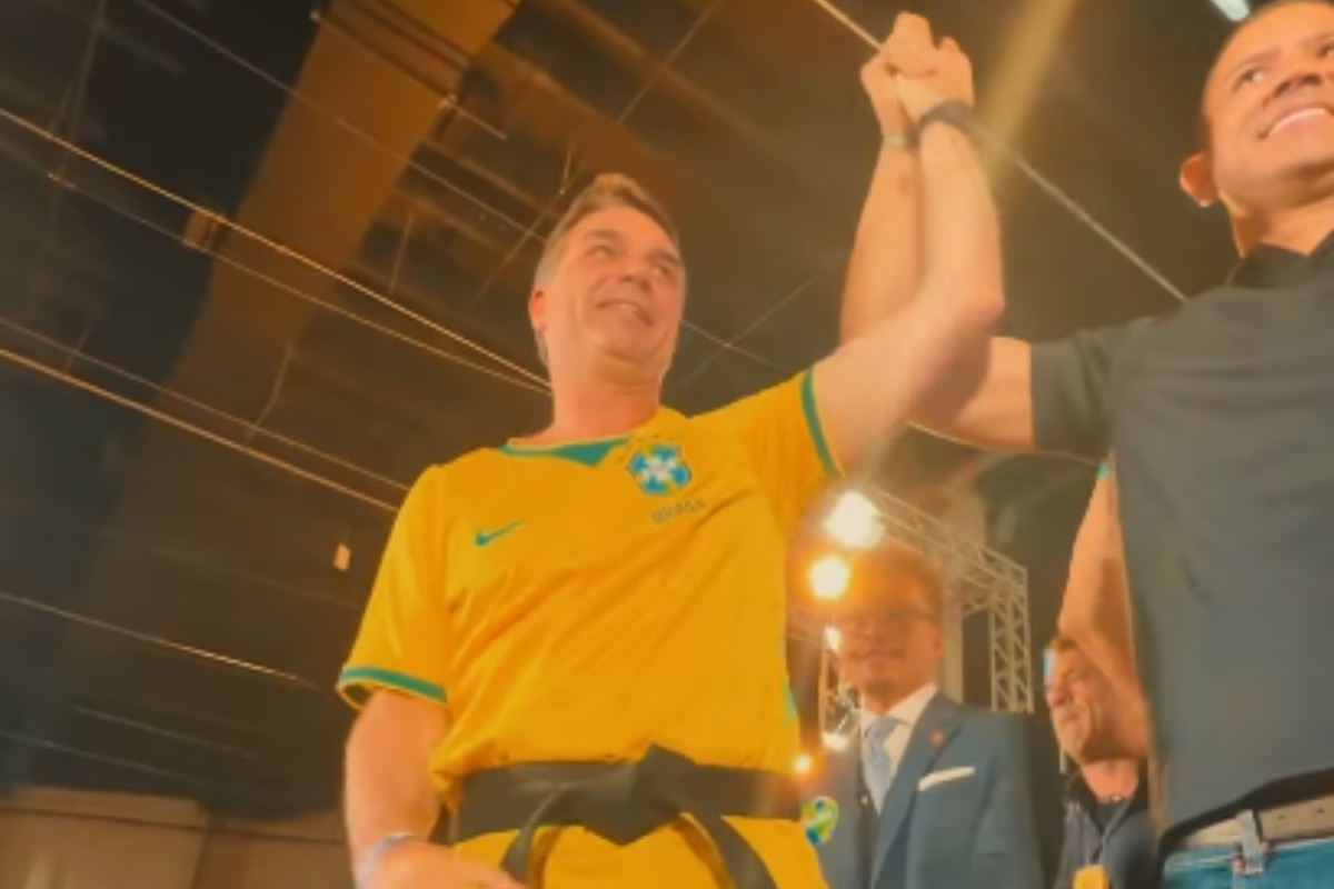 Sem citar Michelle, Flávio diz estar "mais forte do que nunca"
