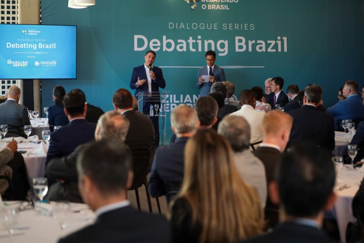 Flávio repete Jair e questiona urnas eletrônicas para embaixadores