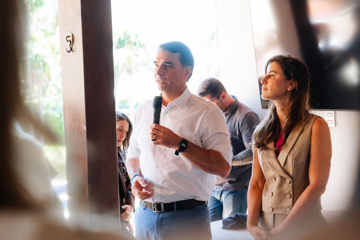 Flávio faz acenos a Michelle e pede união em encontro com mulheres