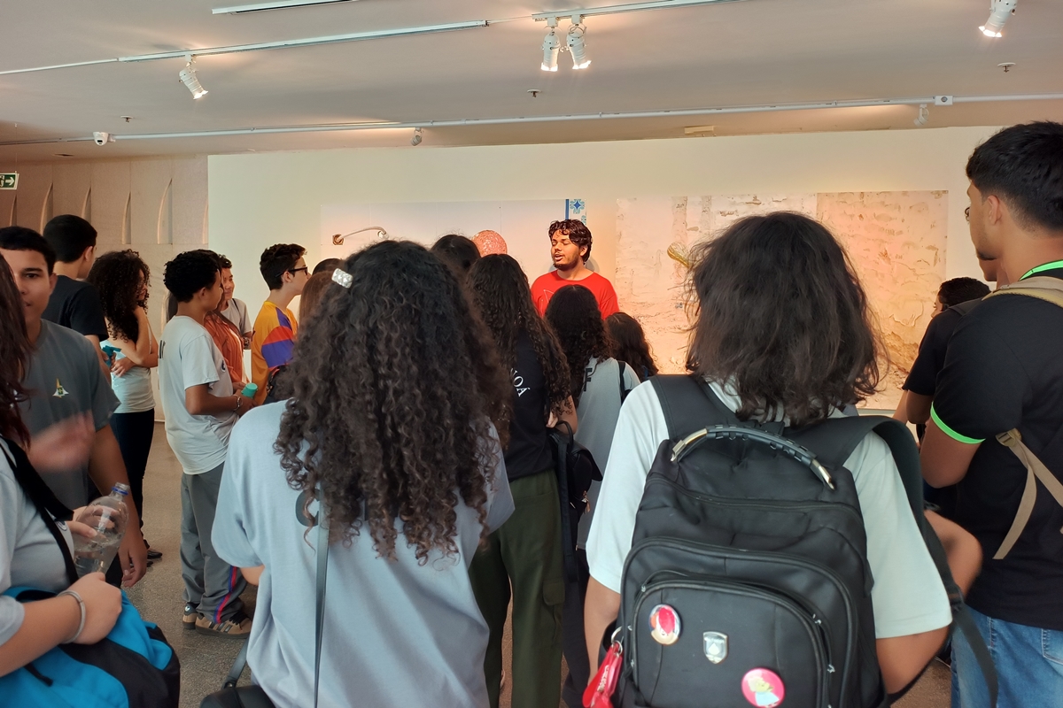 Alunos observando a mostra de arte