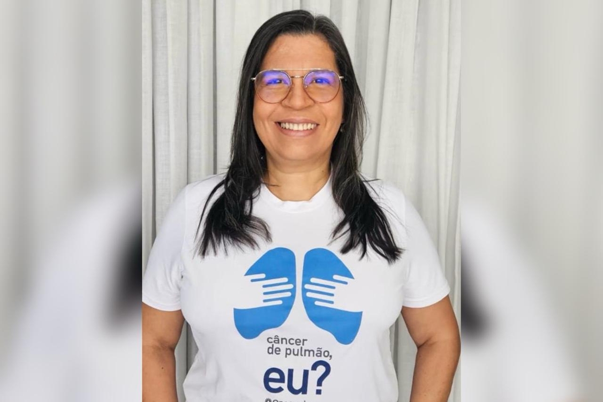 Foto da personagem Iane Cardim usando uma blusa branca sobre o câncer de pulmão. Metrópoles