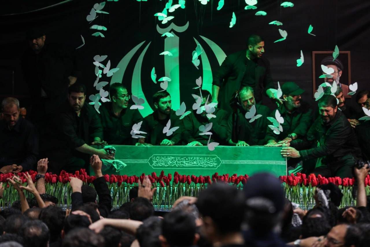 Autoridades iranianas choram em frente ao caixão de Ali Khamenei 9 Autoridades iranianas choram em frente ao caixão de Ali Khamenei