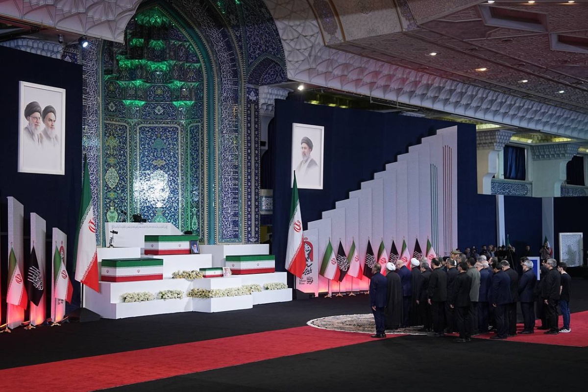 Autoridades iranianas choram em frente ao caixão de Ali Khamenei 10 Funeral do líder islâmico xiita Ali Khamenei