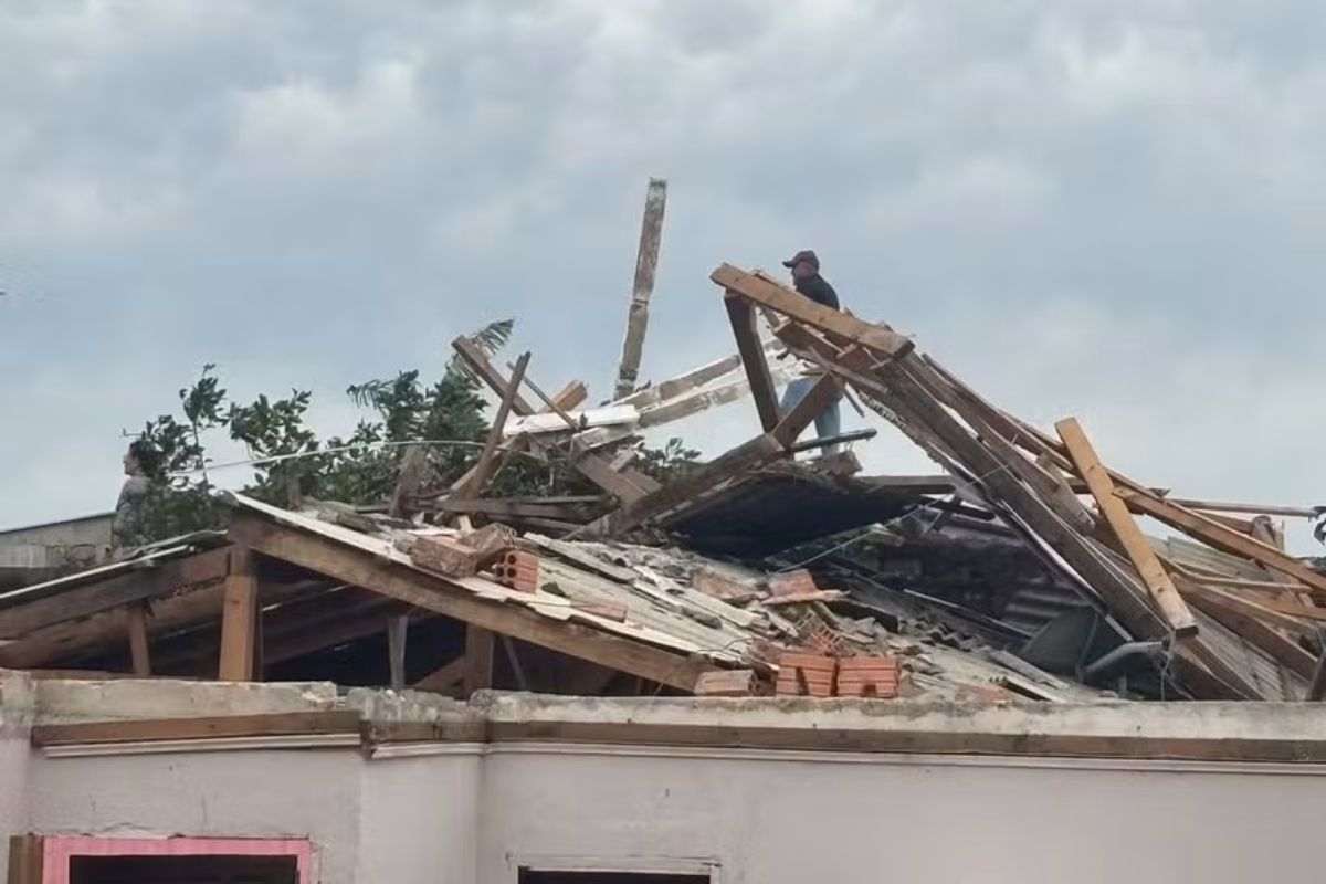 Cidades de Santa Catarina Declaram Emergência Após Tempestade Devastadora