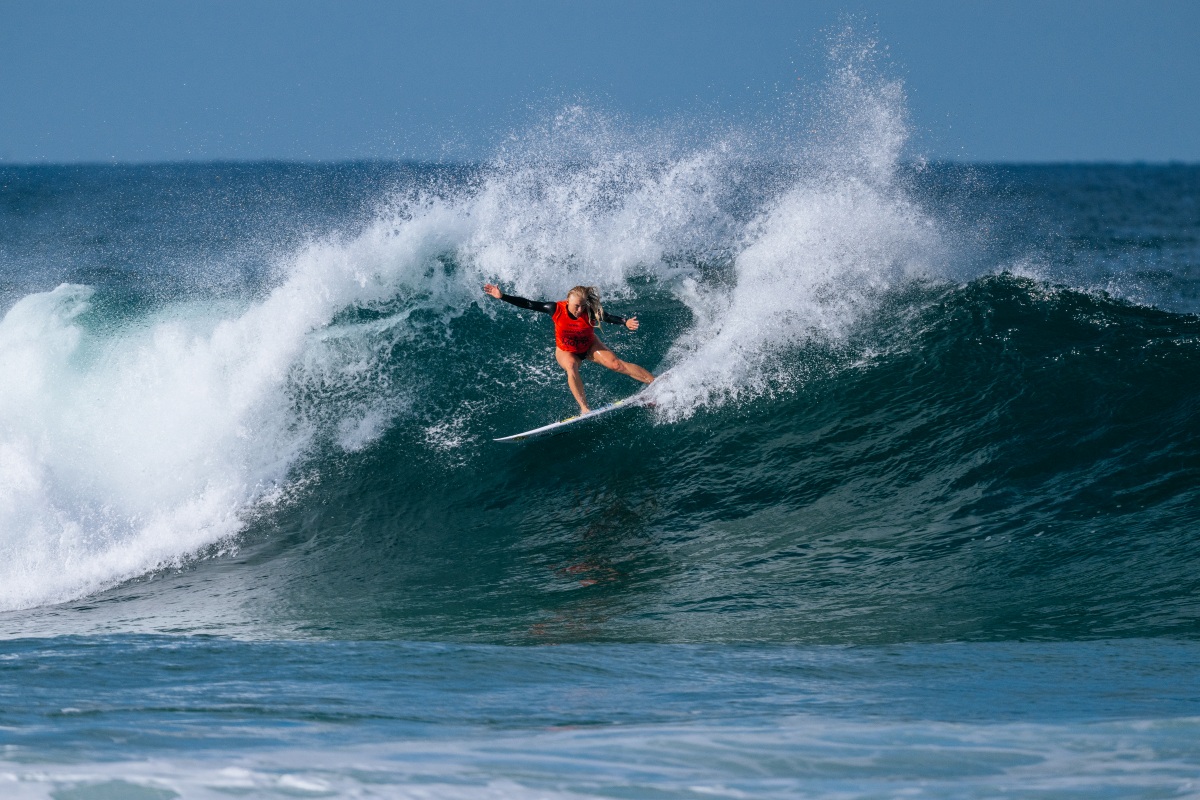 Tatiana Weston-Webb surfa ao lado de baleias em Santa Catarina