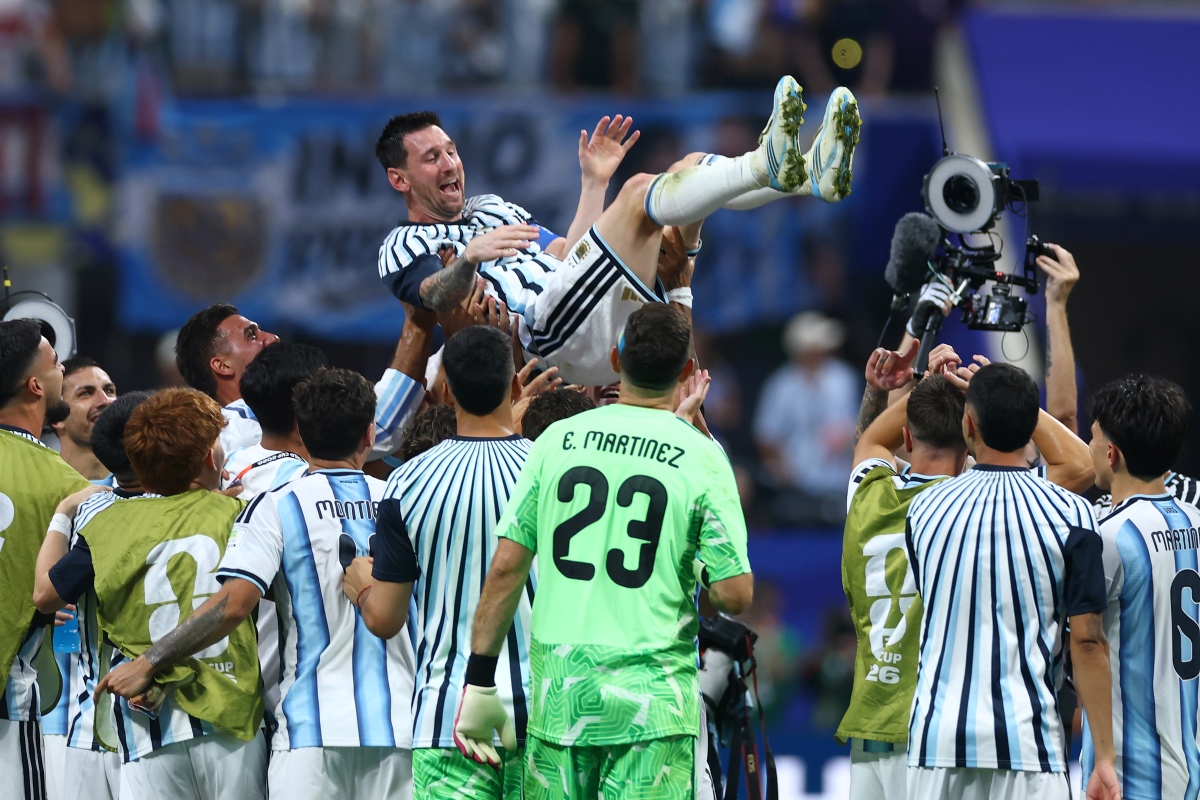Lionel Messi sendo exaltado pelos demais jogadores da Argentina