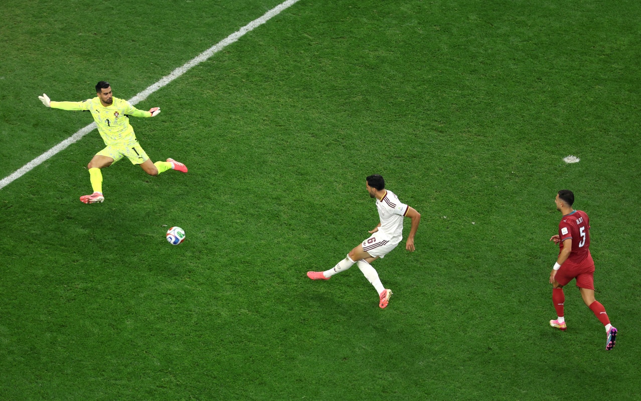 Merino finaliza e marca gol da Espanha diante de Portugal