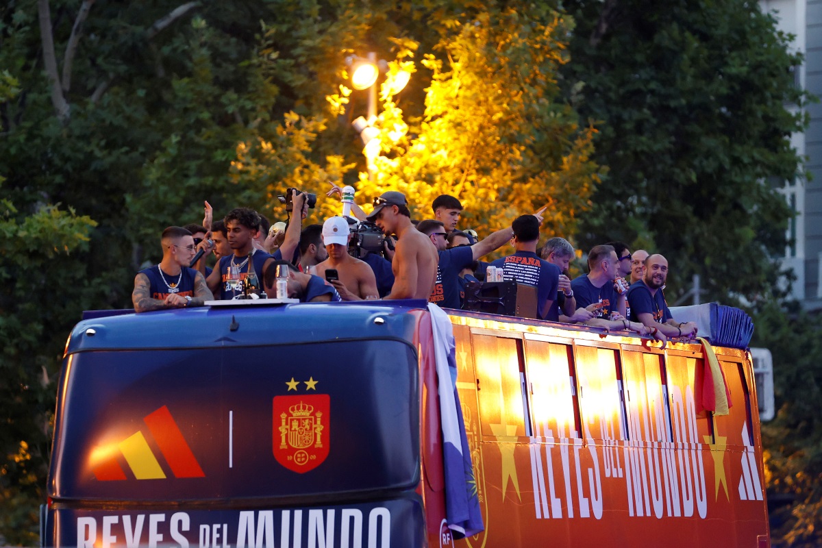Seleção espanhola comemora título da Copa nas ruas de Madri