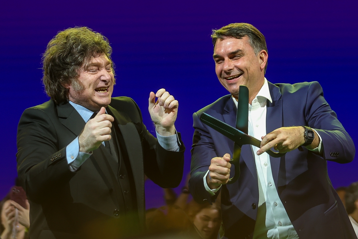 Postura de Milei vira munição para adversários eleitorais de Flávio