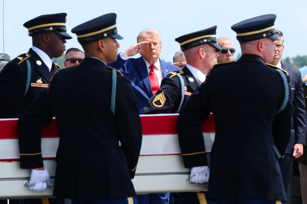 Trump acompanha repatriação de militares mortos na guerra com Irã
