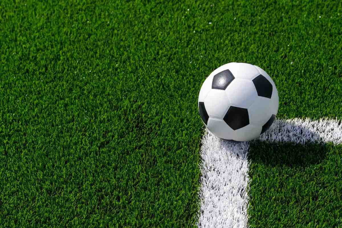 Bola parada no canto do campo de futebol
