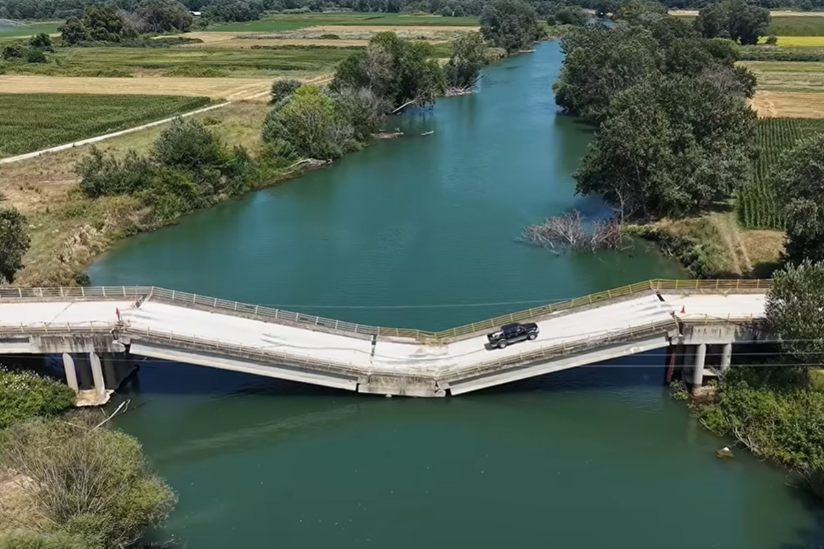 Motoristas usam ponte caída para economizar tempo na Grécia