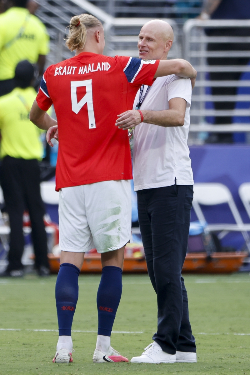 Abraço de Haaland no treinador de equipe