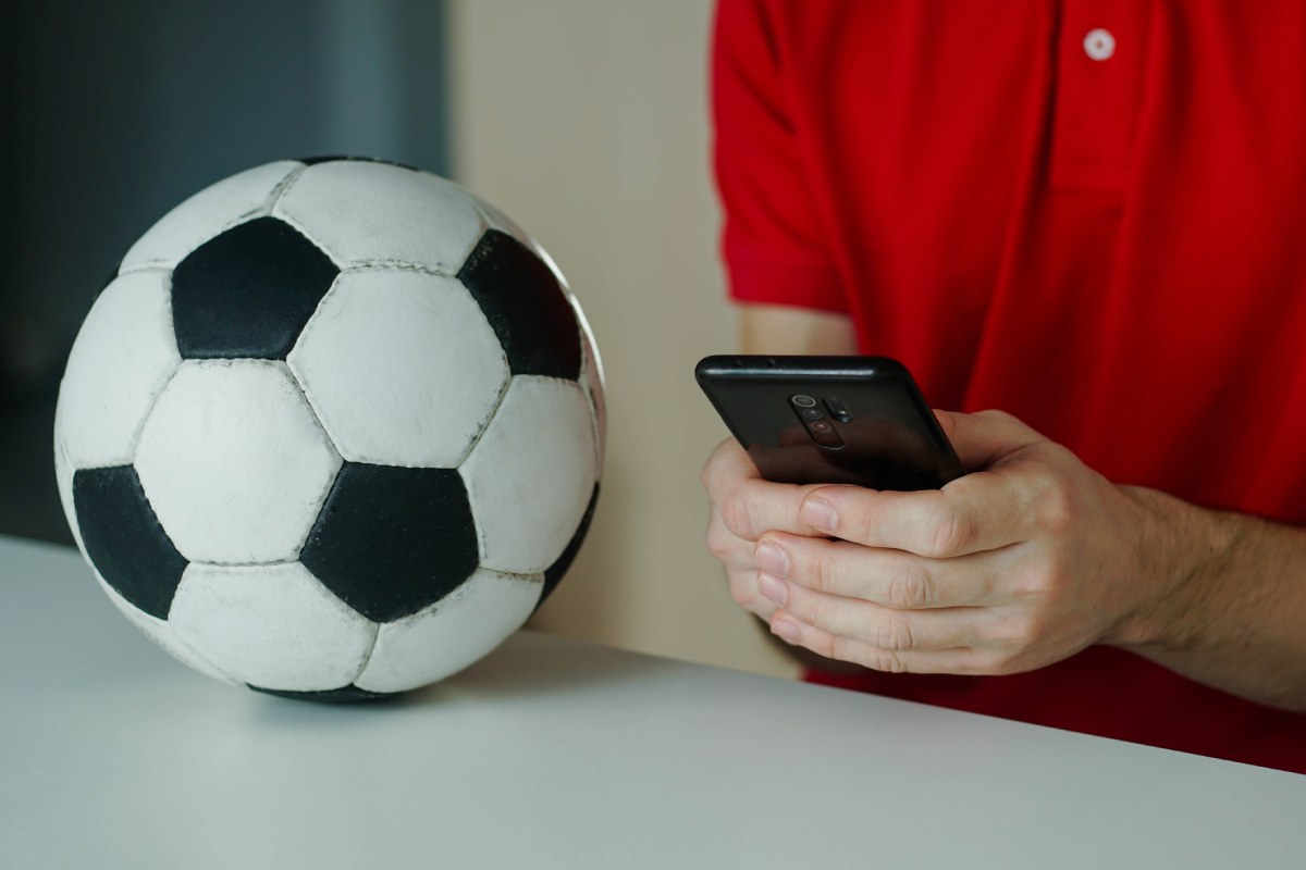 Pessoa analisando linhas de handicap asiático em plataforma de apostas esportivas