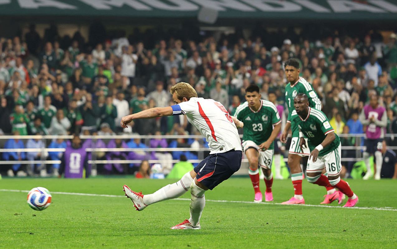 De pênalti, Harry Kane amplia a favor da Inglaterra; siga