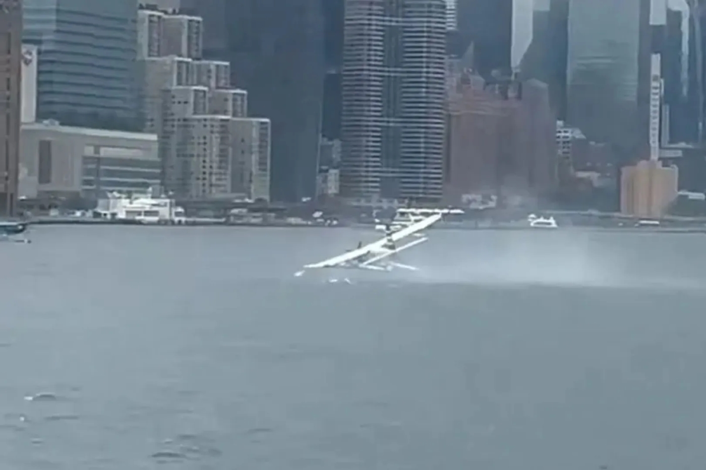 Hidroavião cai no East River, em Nova York, com 10 pessoas a bordo