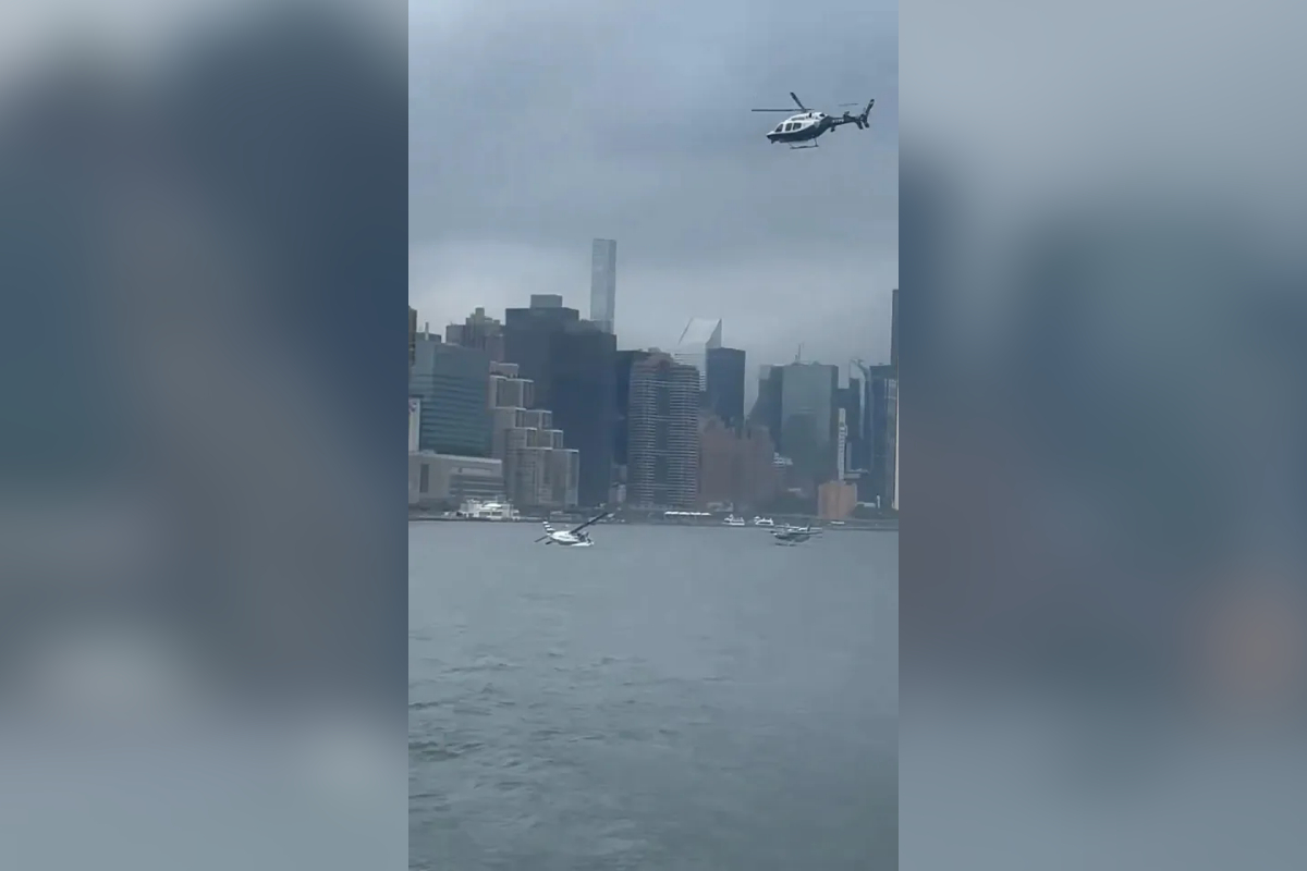 Imagem colorida mostra momento em que hidroavião cai em rio em Nova York - Metrópoles