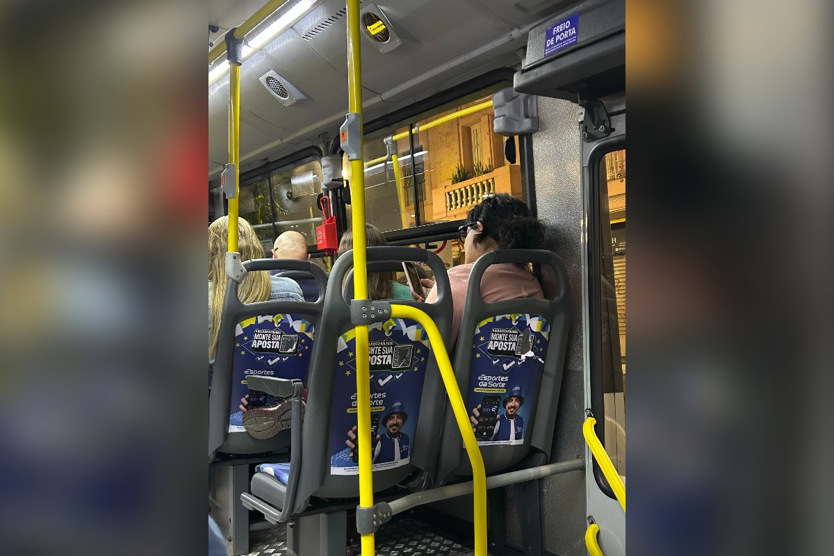 Usuários relataram ter arrancado ou danificado os QR Codes dos anúncios para dificultar o acesso às plataformas
