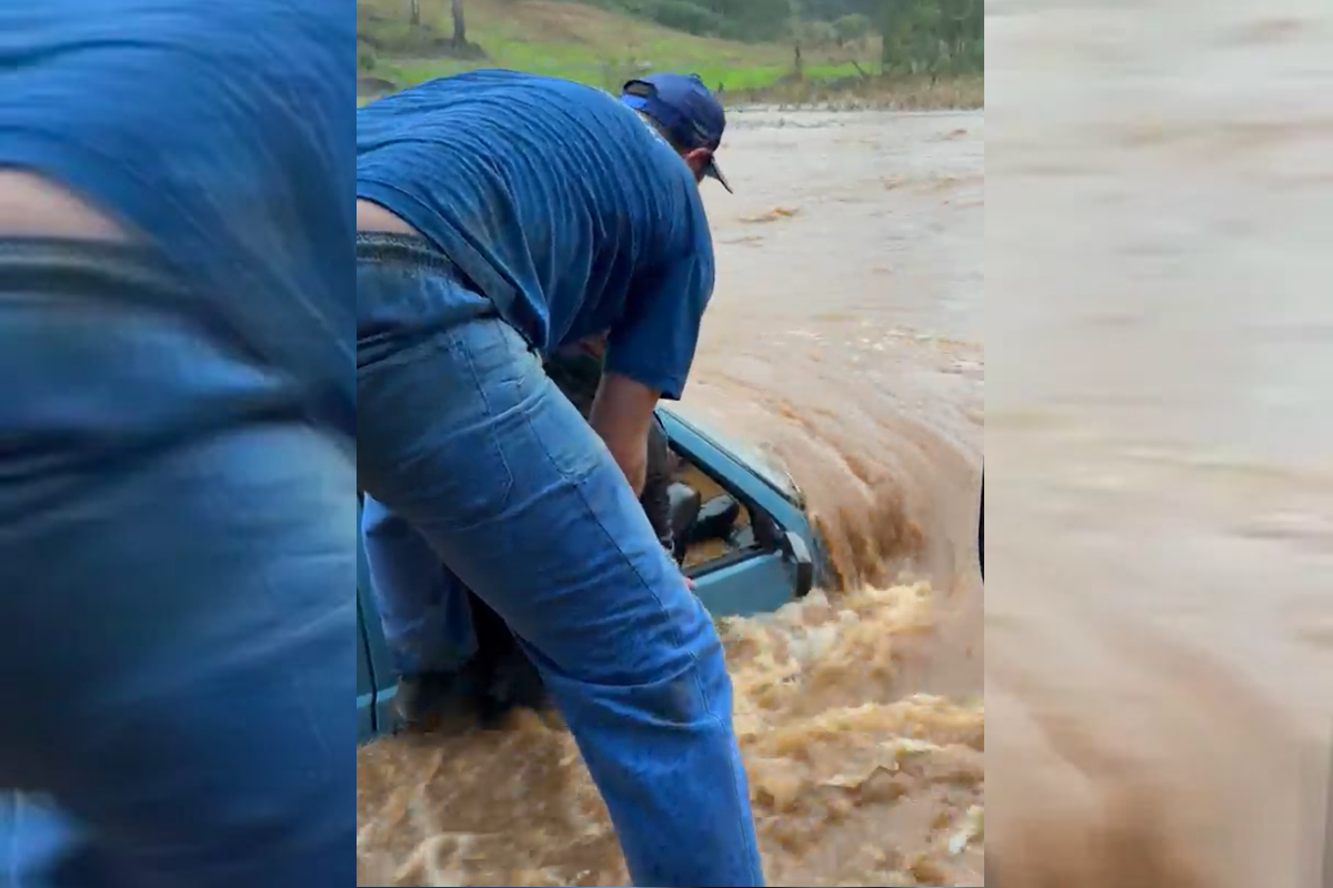 RS: homem de 82 anos é resgatado de carro submerso em alagamento