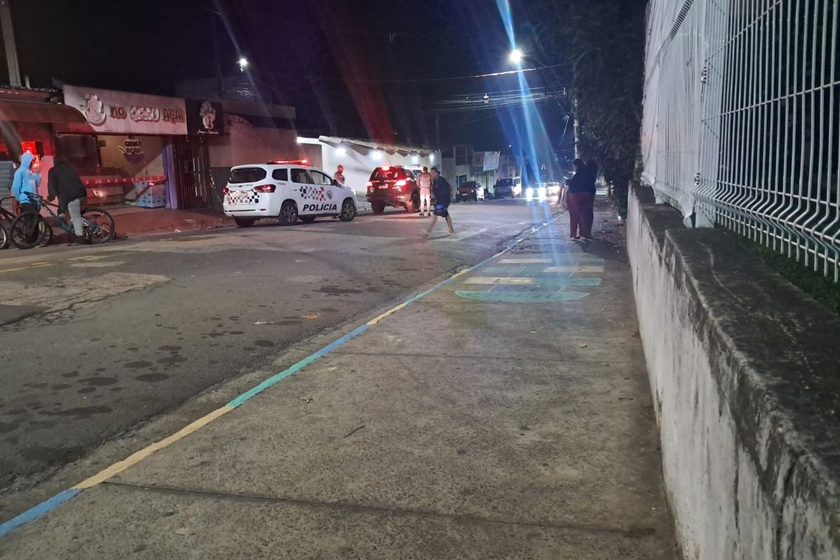 Homem é executado a tiros ao voltar do trabalho com a esposa