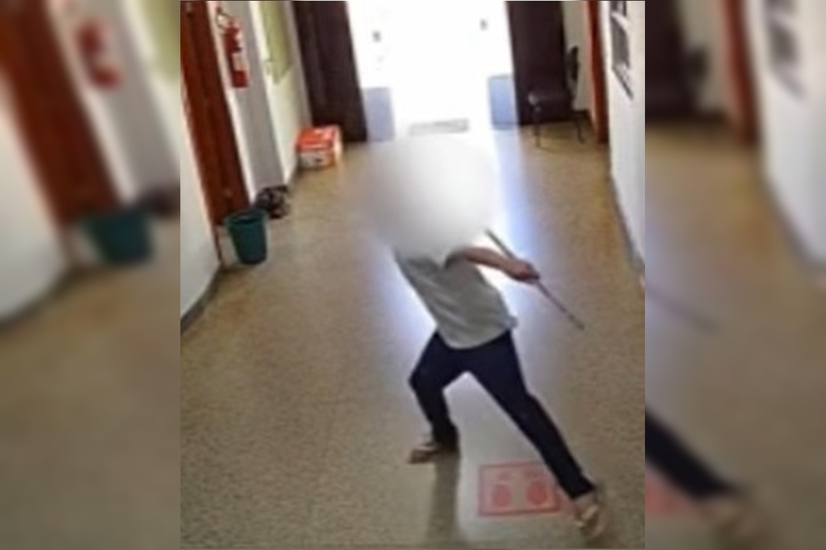 Homem invade prefeitura e ataca prédio com pedras em Goiás