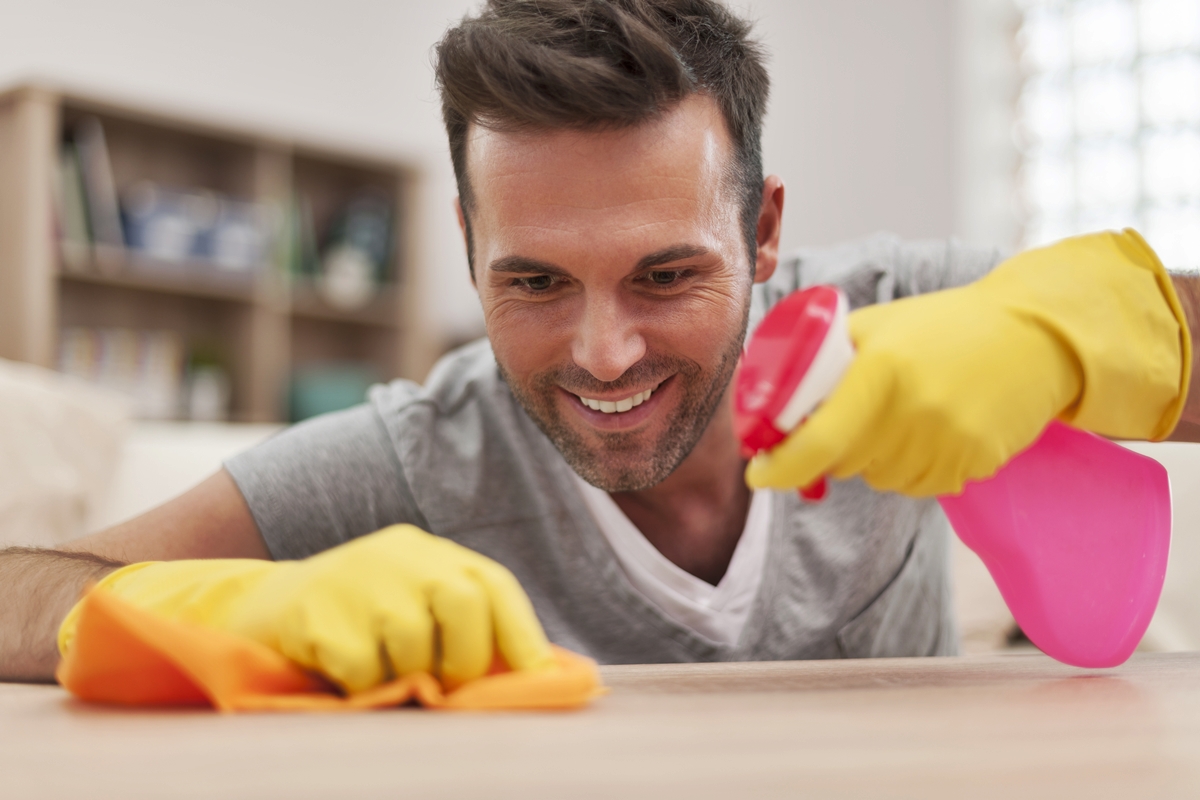 Homens que lavam louça dão mais tesão? Entenda a tendência choreplay