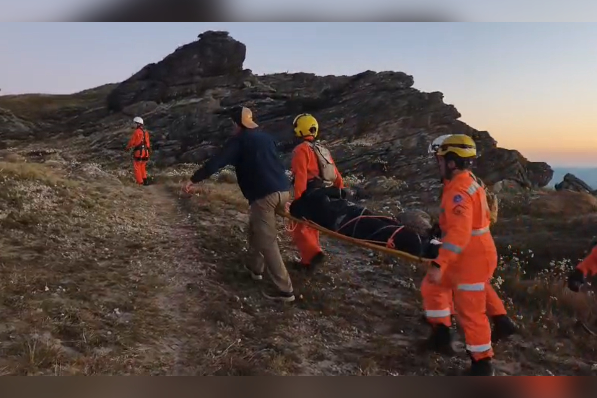 Mulher é resgatada de helicóptero após se ferir em trilha de MG