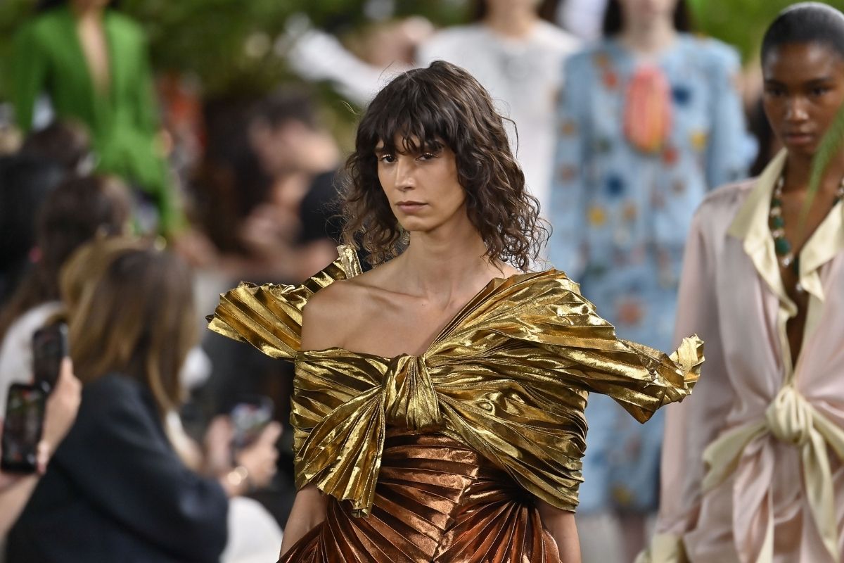 Dior celebra Alta-Costura com inspirações na Índia e arte de Lynda Benglis
