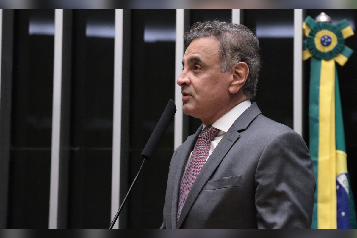 Aécio celebra desempenho em pesquisa ao Senado, mas não deve disputar