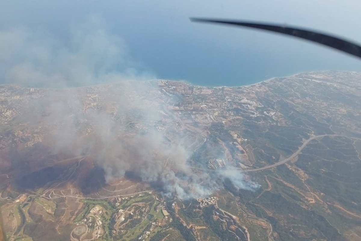 Imagem colorida mostra visão aerea de região onde incêndio ocorre - Metrópoles
