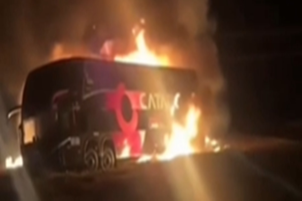 Incêndio destrói ônibus interestadual na BR-040