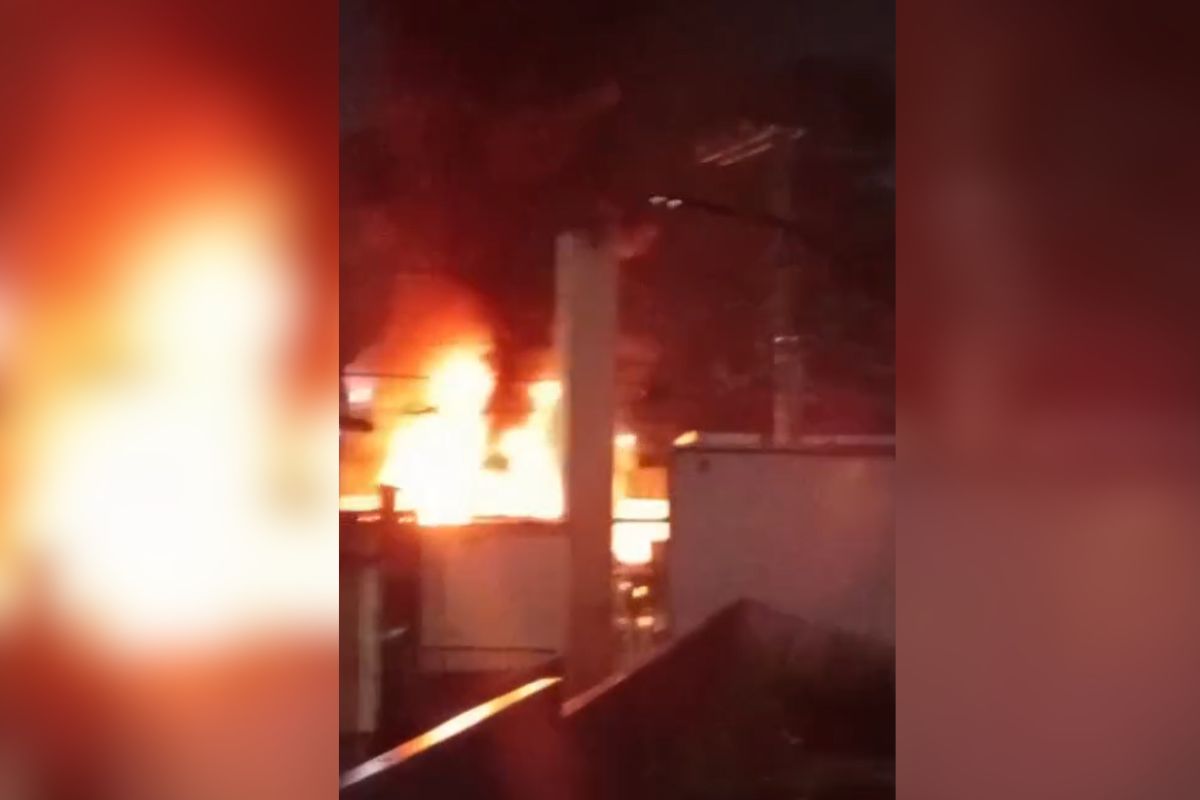 Incêndio de grandes proporções atinge casa na divisa de SP