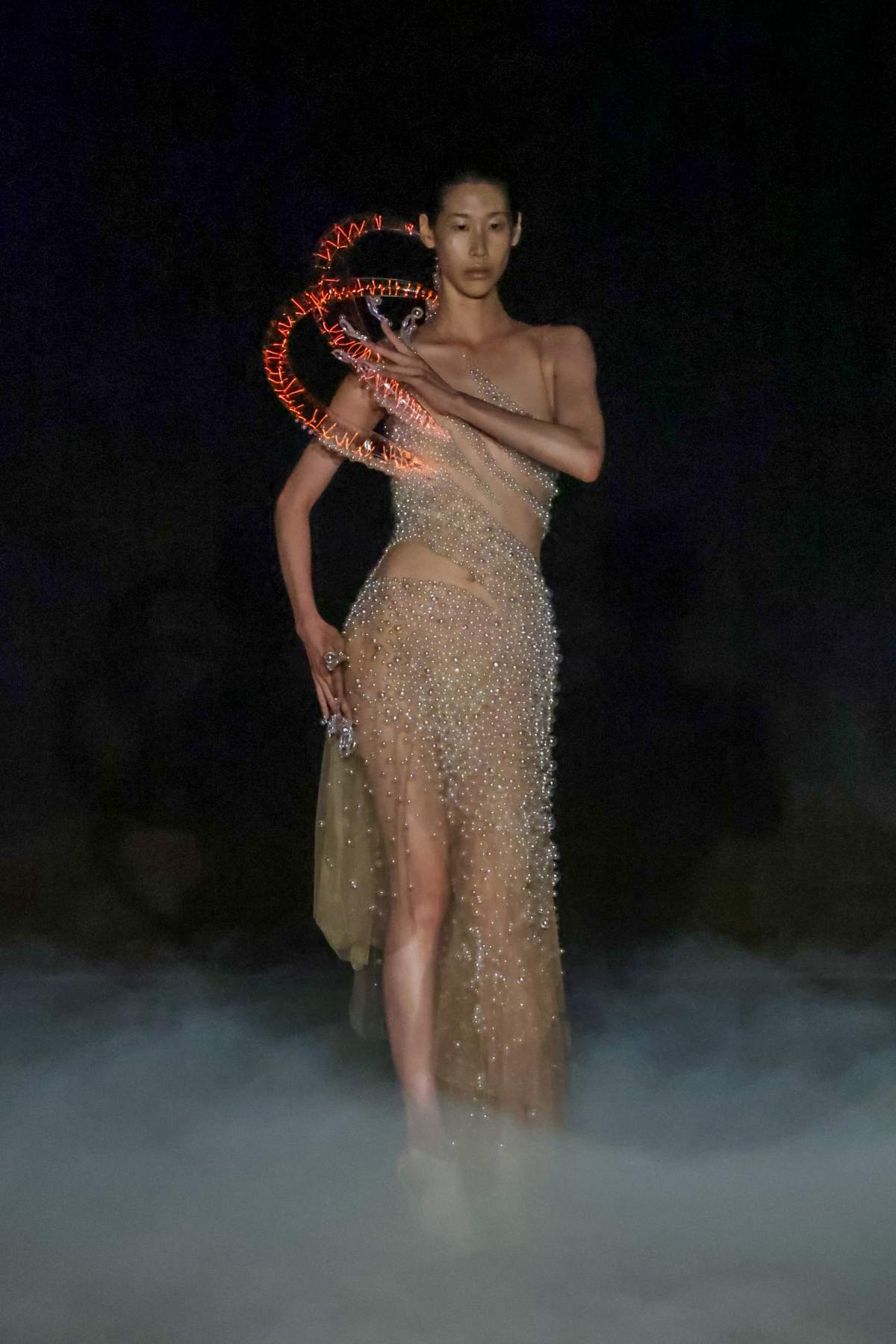 foto com cor. iris van herpen desfila primeiro vestido feito com plasma da história - metrópoles