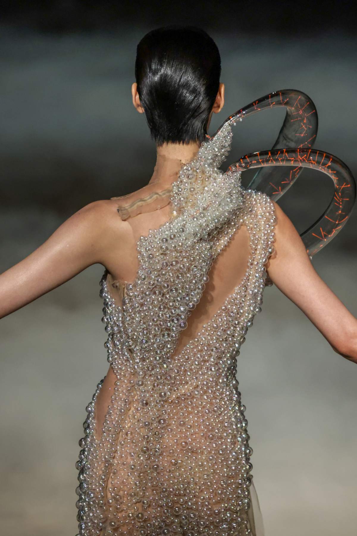 foto com cor. iris van herpen desfila primeiro vestido feito com plasma da história - metrópoles