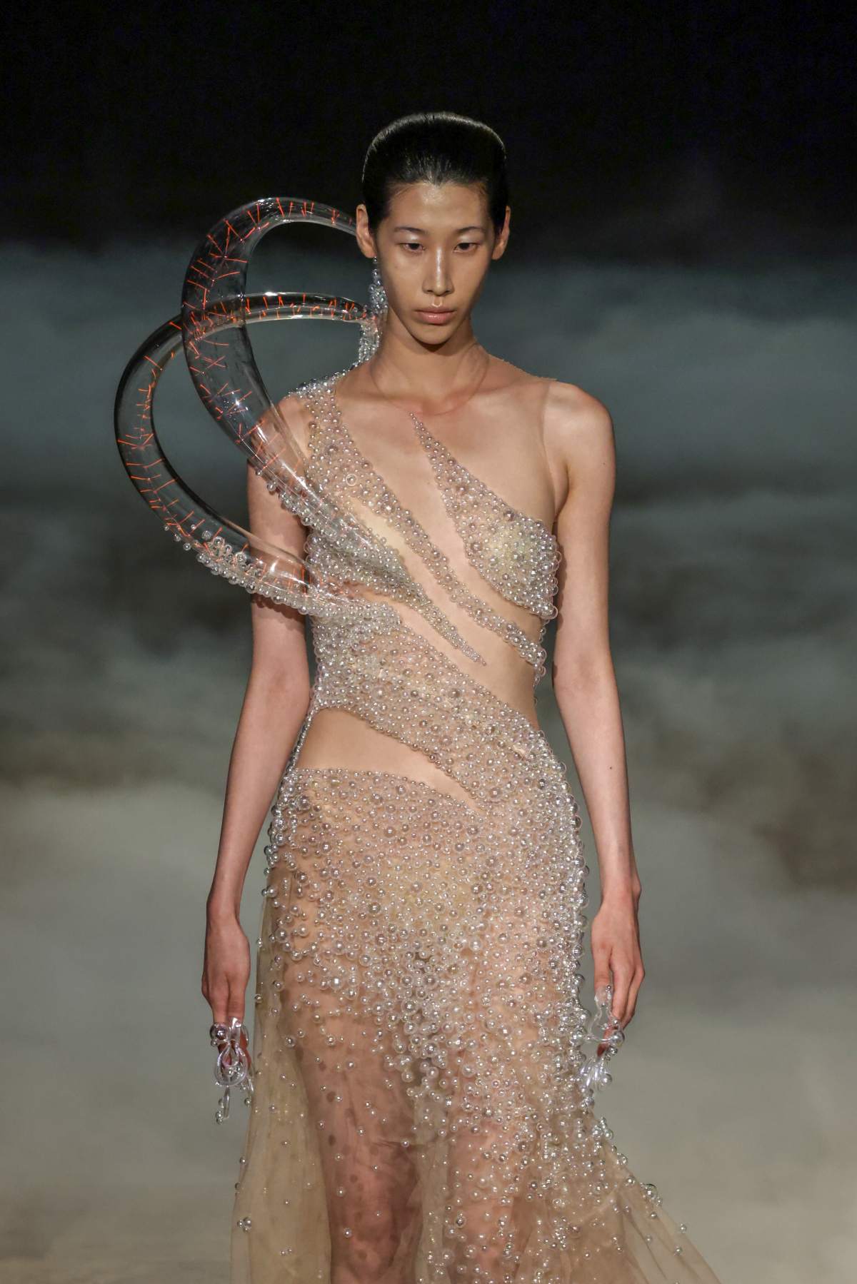 foto com cor. iris van herpen desfila primeiro vestido feito com plasma da história - metrópoles