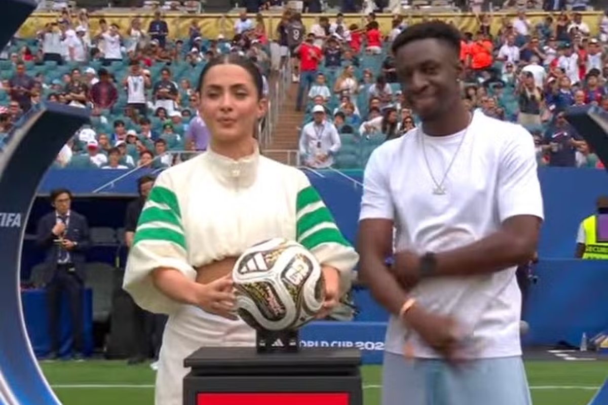 Jade Picon é escolha da Adidas para reforçar elo entre moda e futebol 14 Jade Picon e a bola da Copa