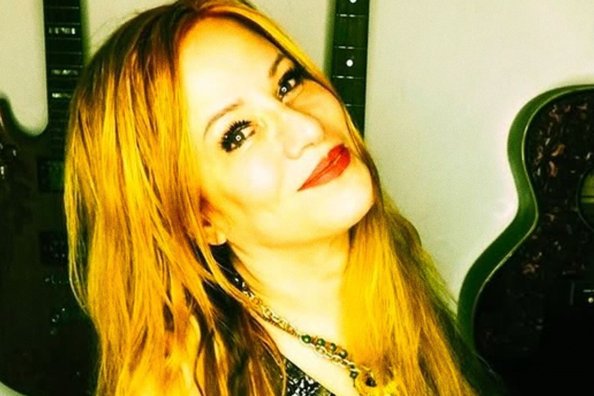 Quem era Jennifer Finch, da banda L7, que morreu aos 59 anos