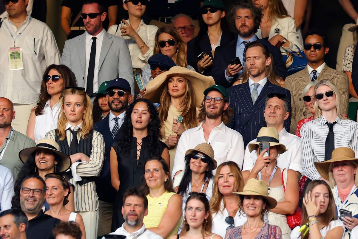 foto com cor. jennifer lopez veste chapéu extragrande em wimbledon - metrópoles
