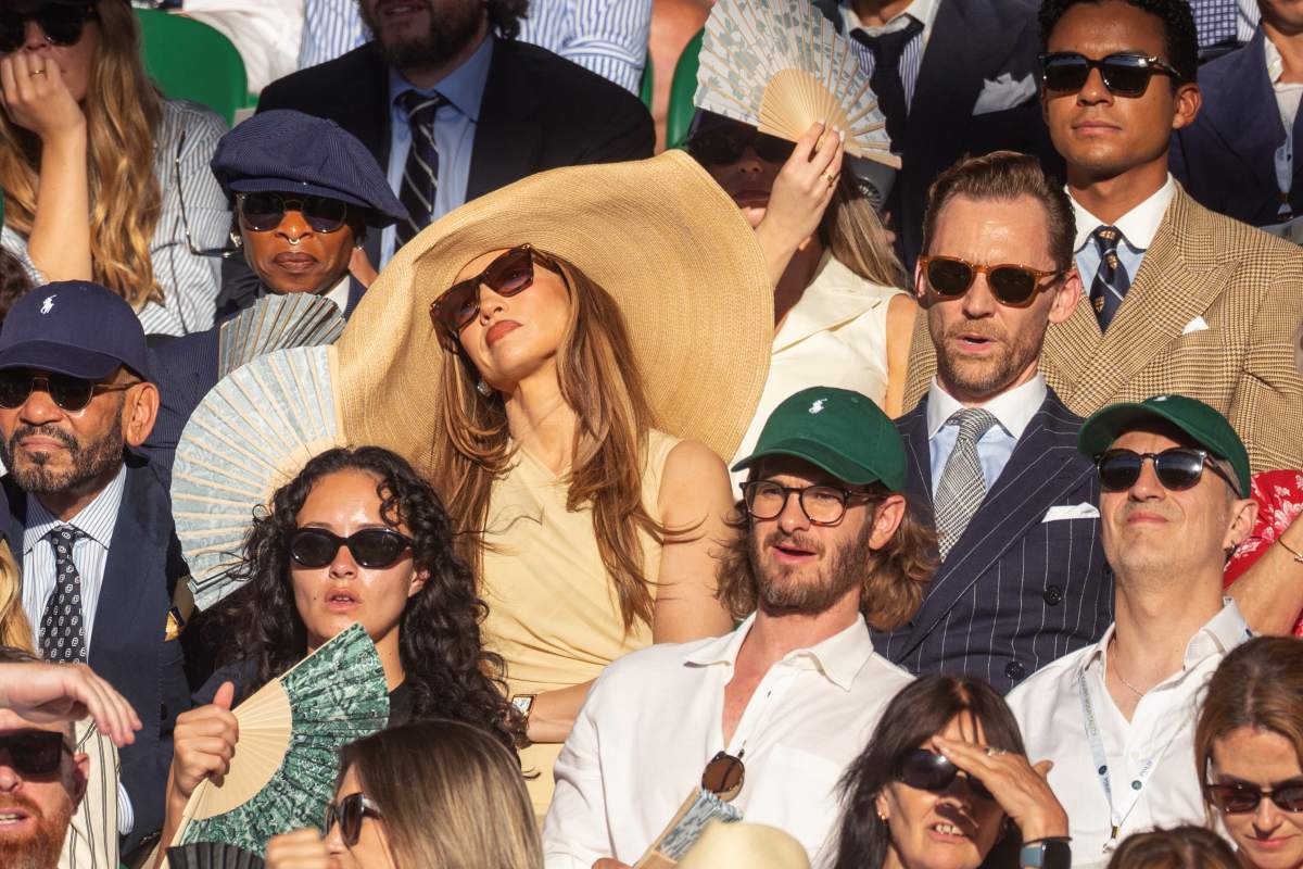 foto com cor. jennifer lopez veste chapéu extragrande em wimbledon - metrópoles
