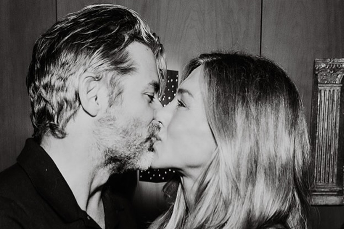 Jennifer Aniston publica foto rara com o namorado. Conheça Jim Curtis