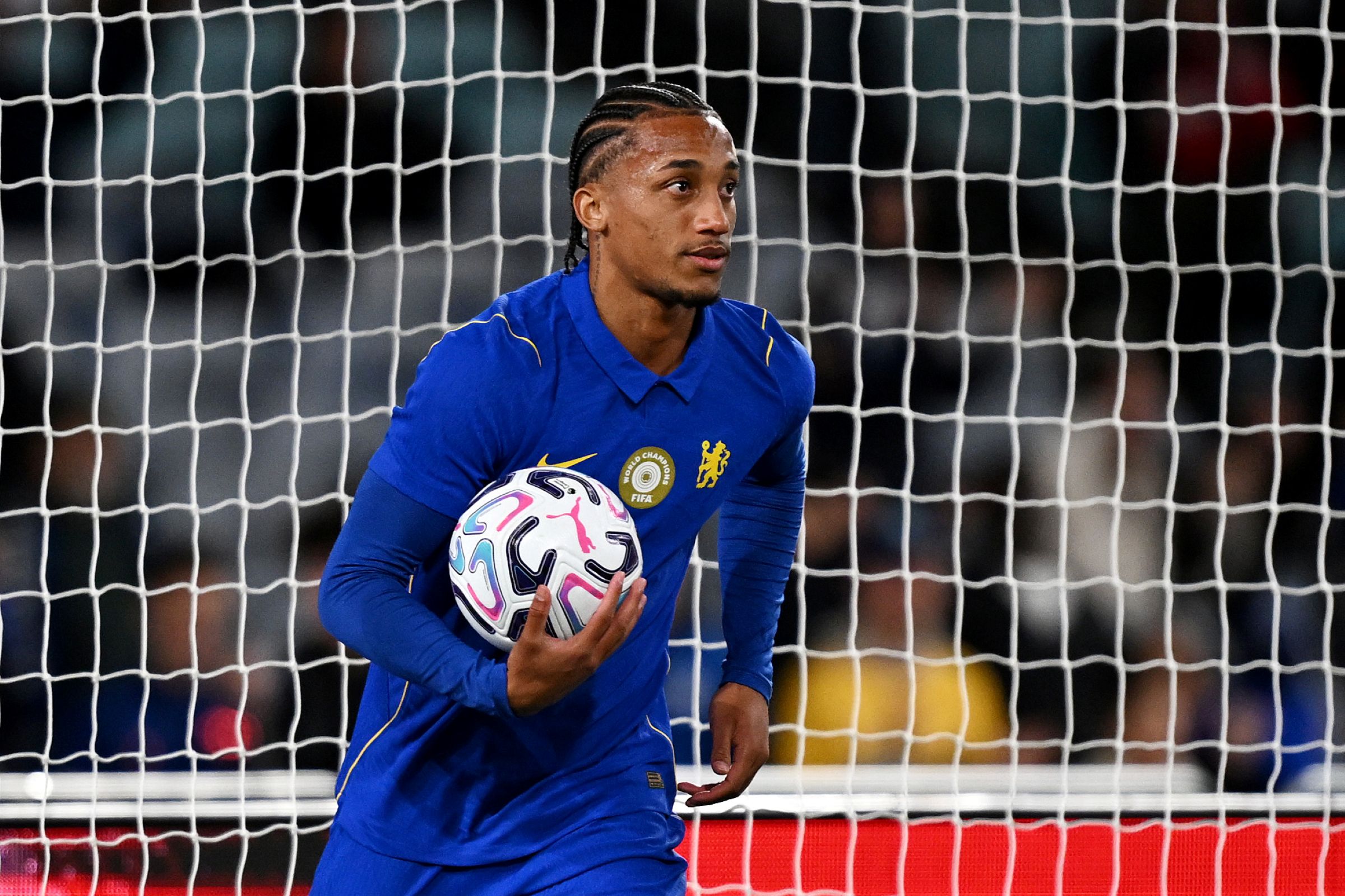 Fora da Copa, João Pedro faz hat-trick na estreia de Xabi no Chelsea