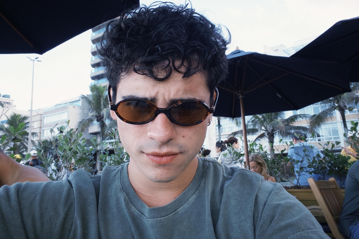 Ator de Quem Ama Cuida é vítima de homofobia na saída do Rock in Rio