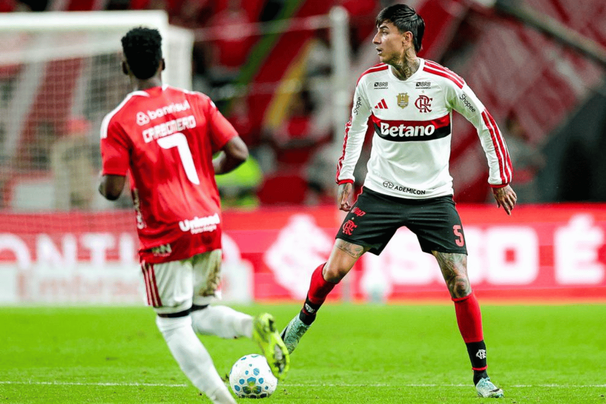 Inter e Flamengo empatam no RS em duelo pelo Brasileirão 11 Carbonero, do Internacional, e Erick Pulgar, do Flamengo