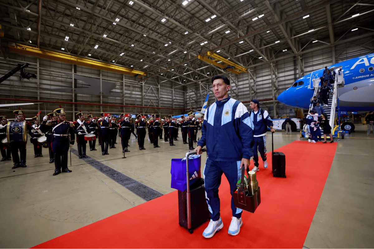 Sem Messi, seleção argentina chega em Buenos Aires após vice na Copa